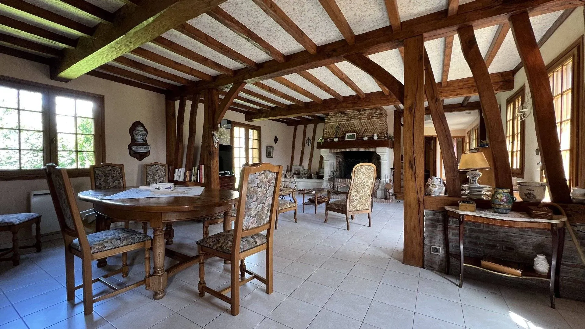 Longère de 303m² avec maison principale 129m², 3 chambres, dépendances et garage, sur terrain arboré 8526m², idéal pour vie au calme à Saint-Riquier-en-Rivière 76440.