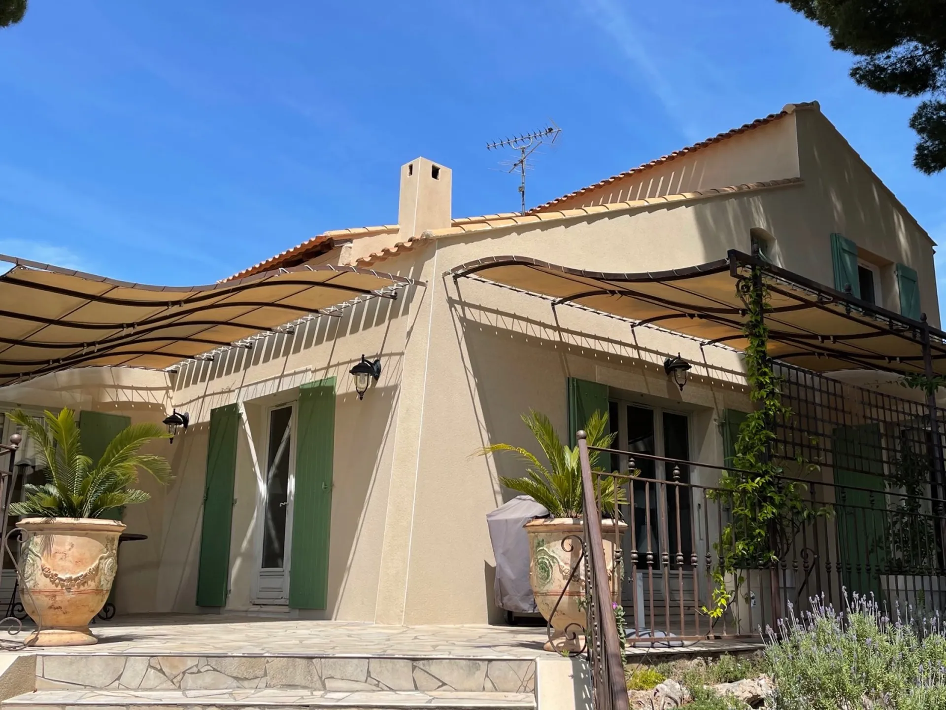 Rénovation d’une façade en finition gratté fin sur Balaruc proche de Sète.