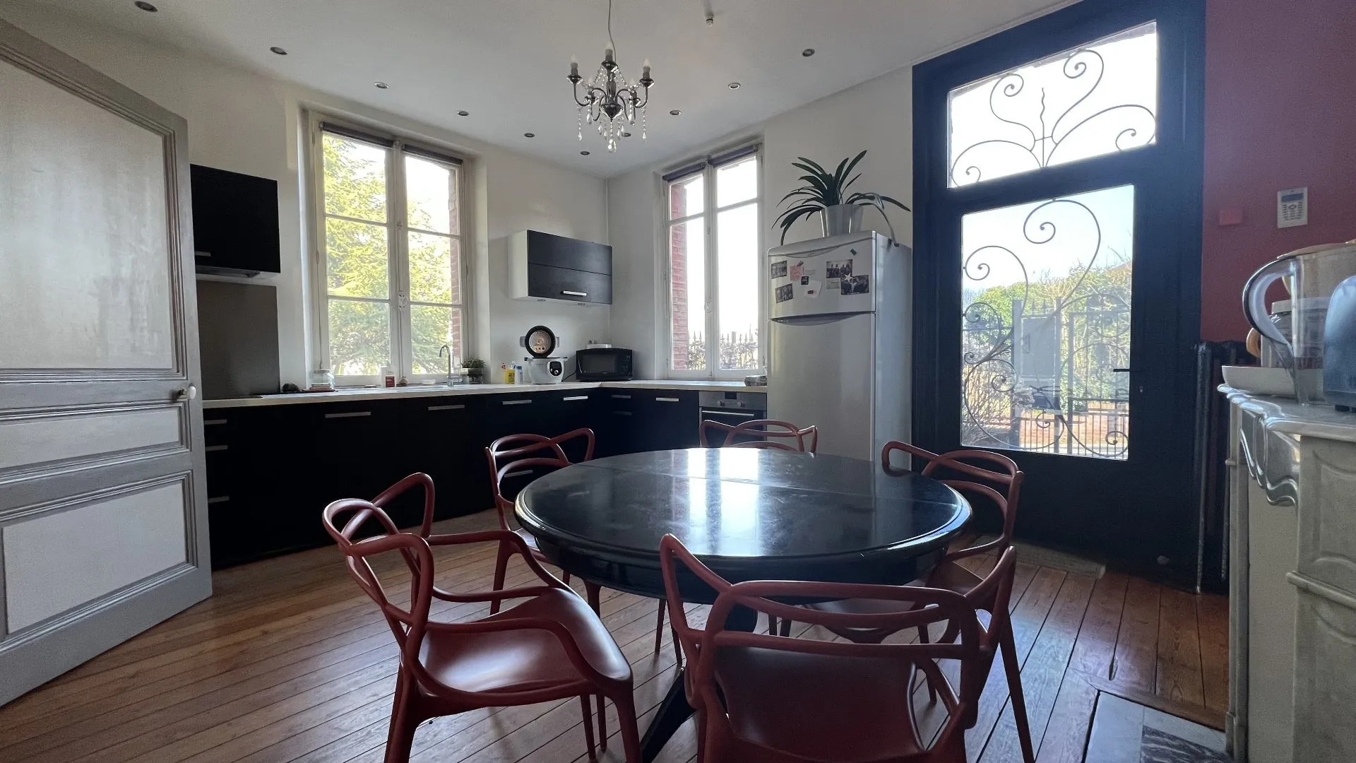 Magnifique demeure de famille 283m², 7 chambres, salle de jeux, patio véranda, dépendances et jardin arboré 6078m², emplacement privilégié centre-ville de Eu 76260.