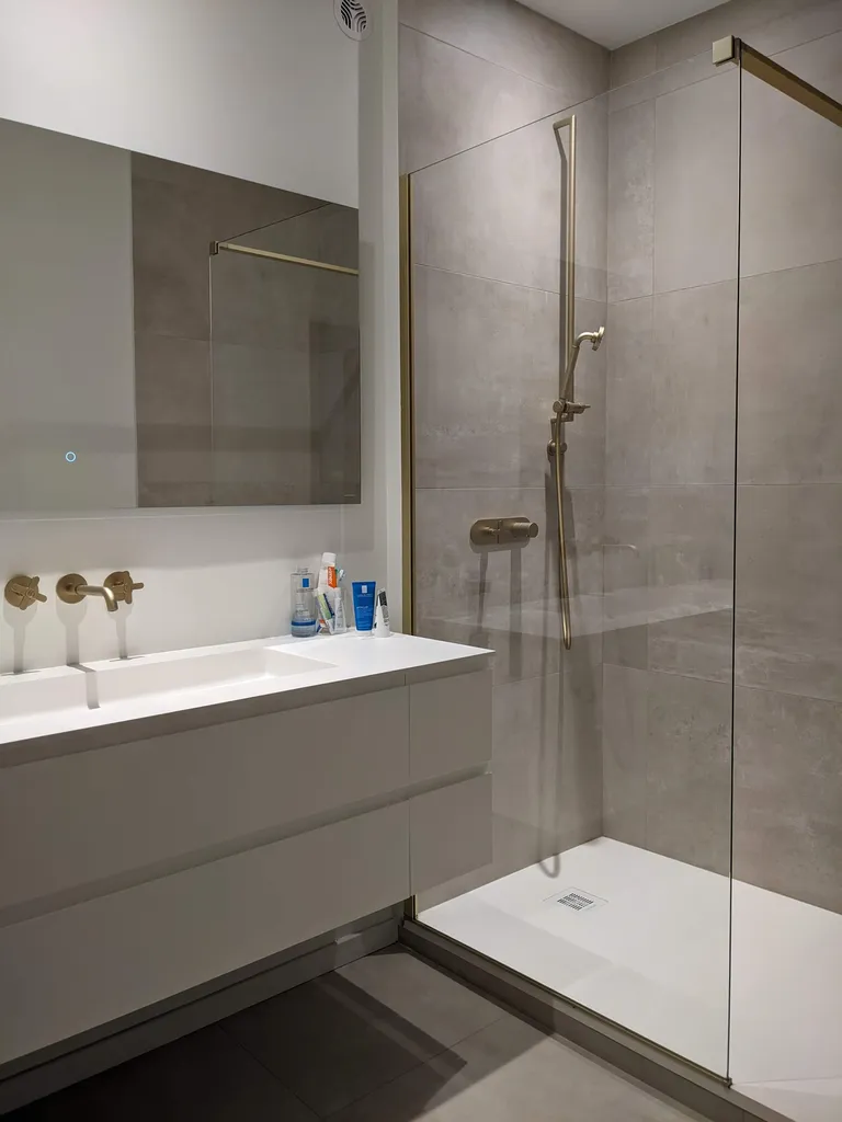 Douche à l'italienne moderne 