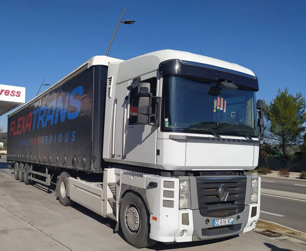 Camion routier de Flexatrans au chargement de palettes sur Bruxelles