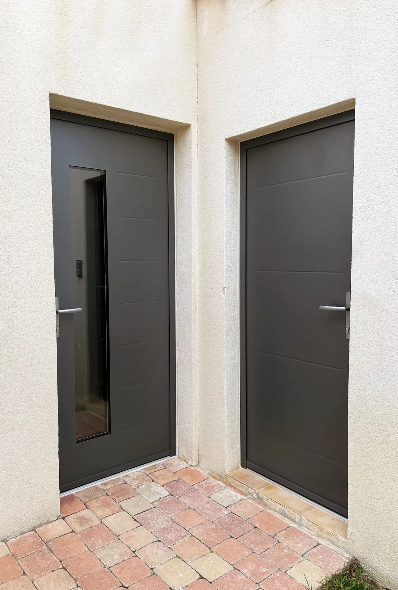 Portes de service K-Line en aluminium installée à Sausset Les Pins