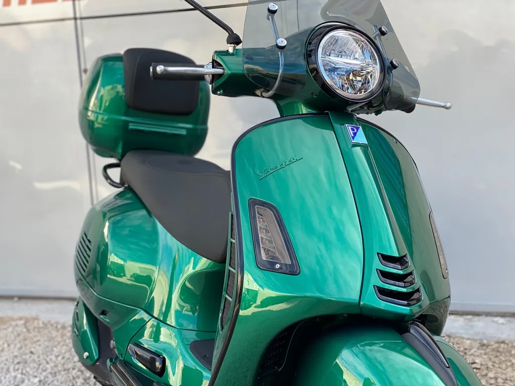 Personnalisation de scooter: Peinture sur Vespa GTS Super 300 chez Platinum Carrosserie à Carnoux 