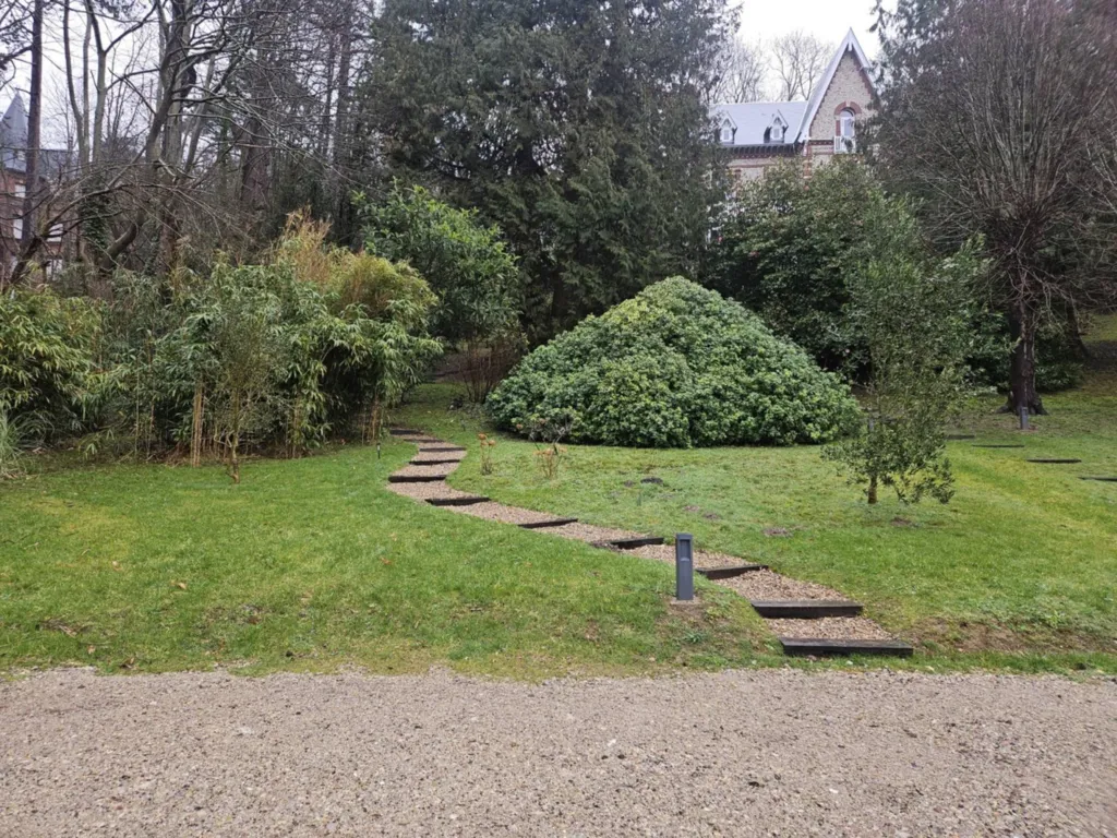 Réalisation de marches en poutres de chênes et bachage de talus