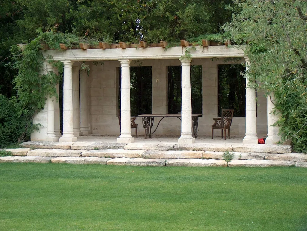 Encadrement massif en pierre d'Estaillades