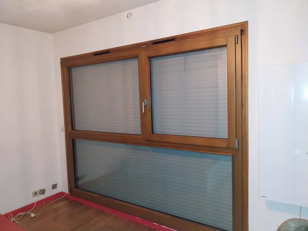 Installation de fenêtres en bois d'eucalyptus et aluminium dans le 6ème arrondissement de Lyon : l'alliance parfaite entre esthétique et durabilité