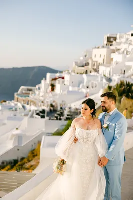 Une terrasse avec vue imprenable sur la Caldera pour votre cérémonie et dîner de mariage avec notre wedding planner à Santorin