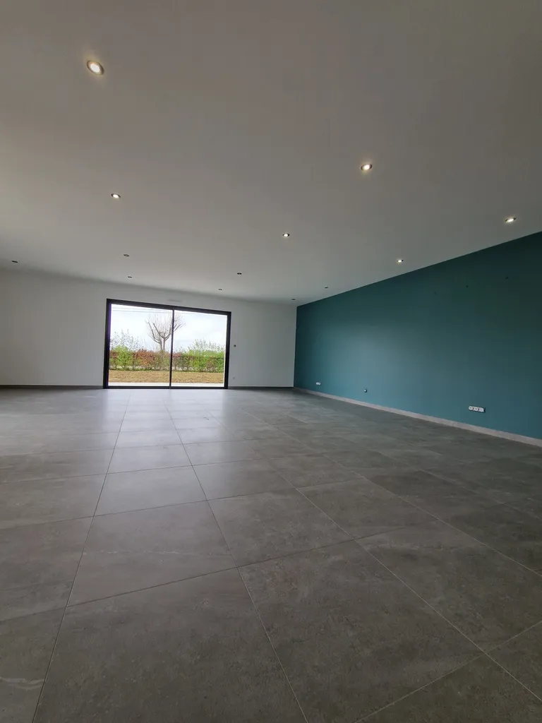 Reprise totale d'une maison neuve en enduit et peinture entre Yvetot et Le Havre après le passage d'un peintre qui n'a pas su répondre aux exigences du client.