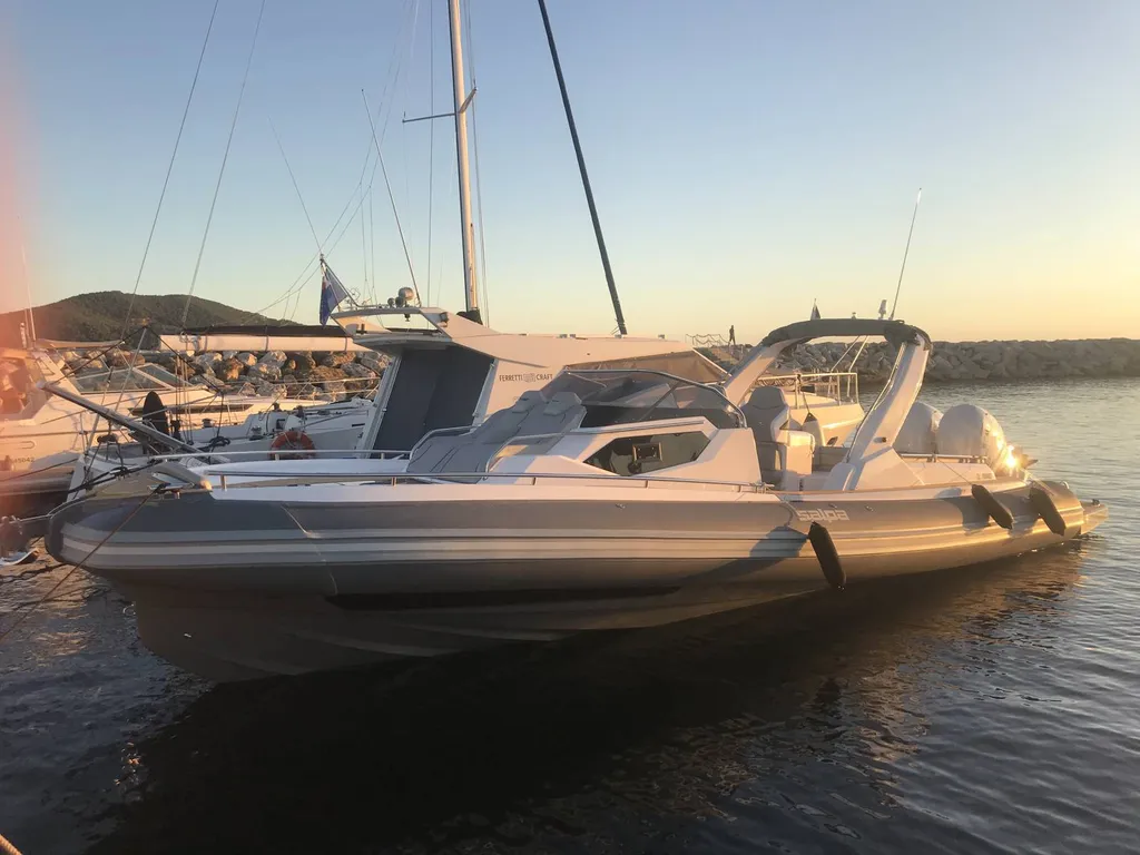 Bateau semi-rigide à moteur 2 cabines La Ciotat