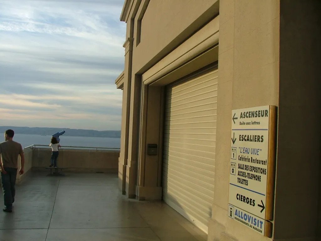 Installer un rideau métallique à lames microperforées à Marseille