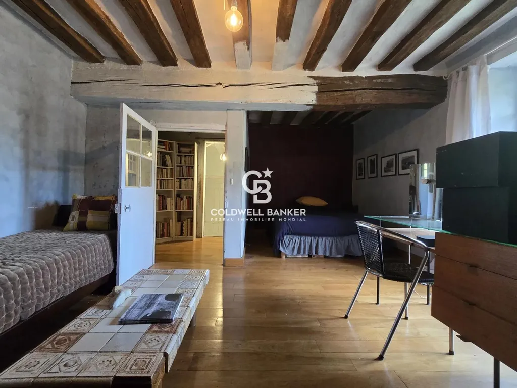 Acquérir une demeure de charme du XVe siècle en Sarthe avec trois chambres, dépendances et cours d’eau