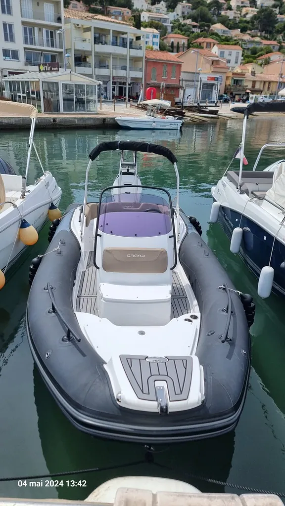 Vente d'un bateau Grand G580 GOLDEN LINE équipé d'un moteur Honda Marine BF115, avec une remorque Sun Way