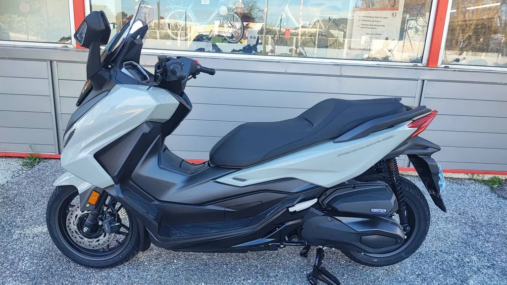 HONDA FORZA 350 DU 09/2025 AVEC 1 KM.