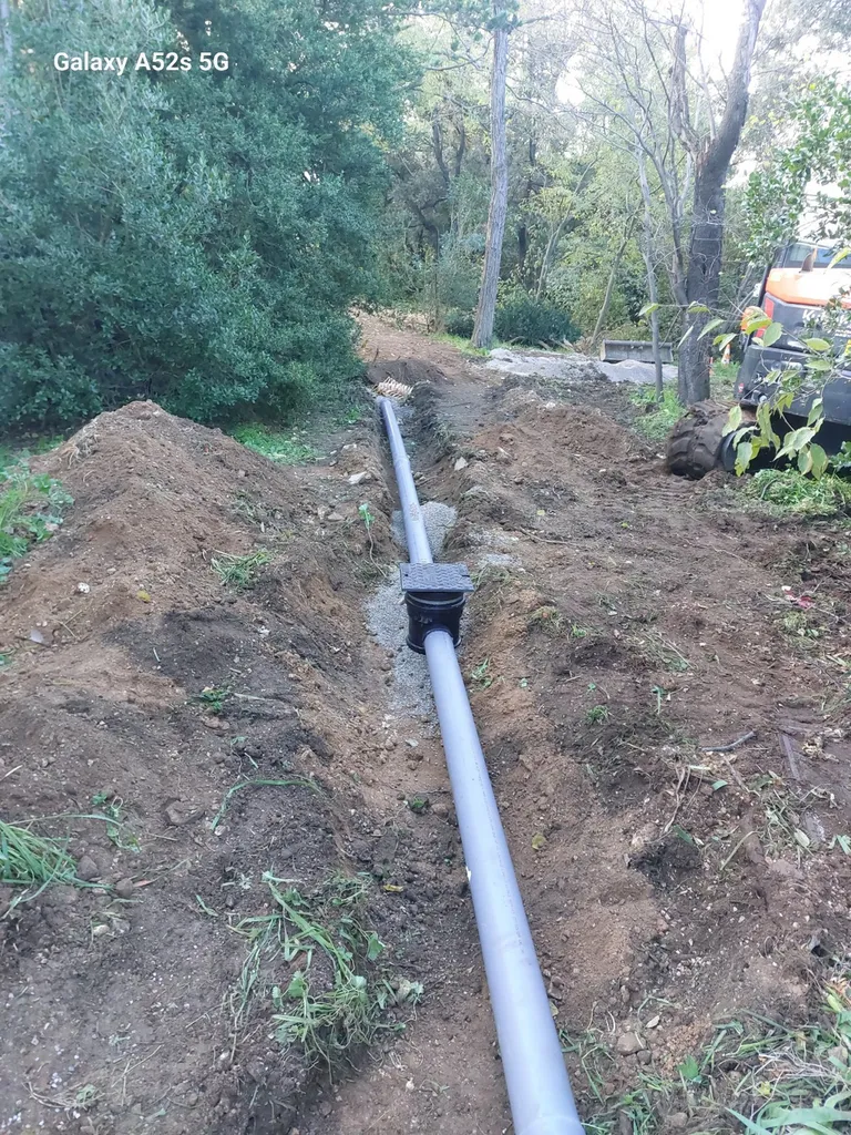 Réalisation d'un assainissement tout à l'égout sur Marseille dans les Bouches-du-Rhône. 