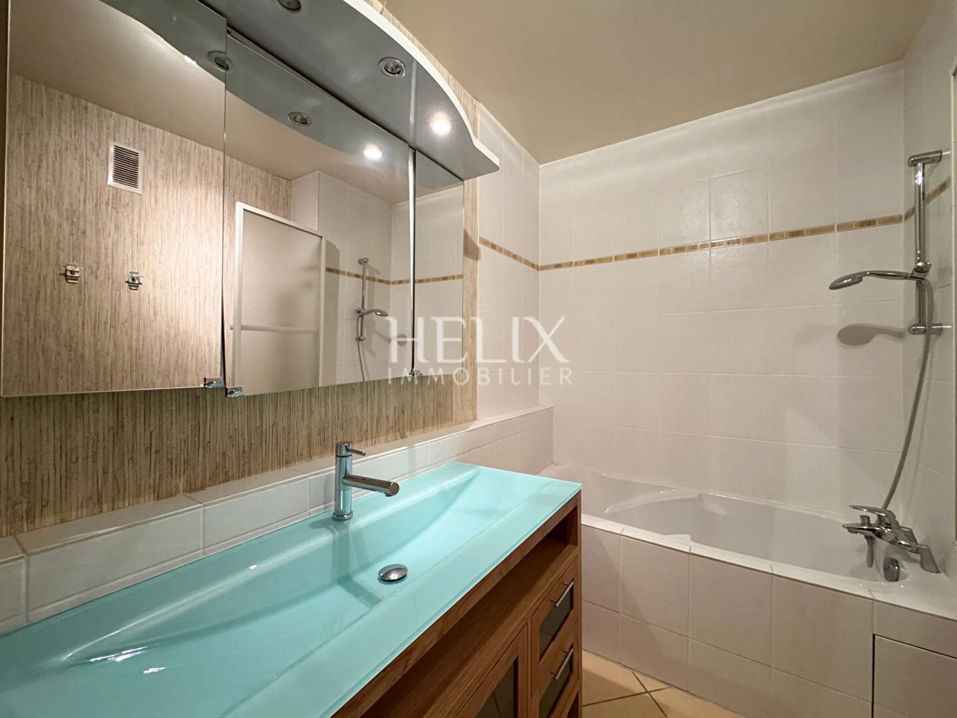 A vendre, situé dans un secteur très recherché à la fois proche du centre ville, de la gare et tennis à Louceviennes un grand appartement de 123,98 M2. Rénovation et isolation de la toiture  votées en mars 2025 et payées par les vendeurs.