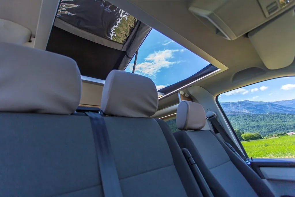 Installateur de Toit relevable sur-mesure VW Transporter T6 Court à ouverture latérale et baies panoramiques posé à Annecy en Haute-Savoie