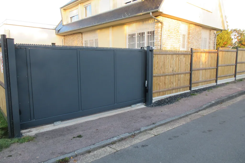 Installation de Portail coulissant autoportant motorisé, Clôtures de jardin et Aménagements d'entrées à Pont l'Évêque dans le Calvados 14 et ses communes limitrophes de Normandie