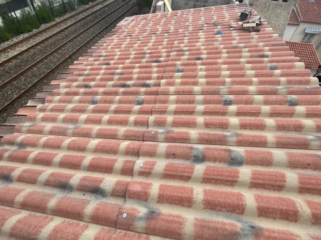 pose de plaques sous toiture près de martigues