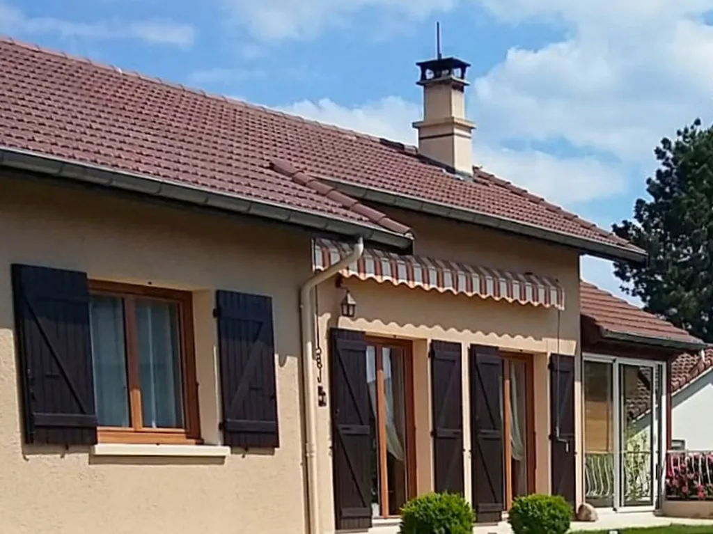 Pose de menuiseries PVC (fenêtres et portes-fenêtres) BOUVET, imitation bois chêne liège à Roanne (Loire)