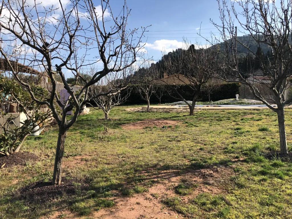 VENDU! Terrain plat de 777 m² à  SOLLIES-PONT à 15 minutes de Toulon