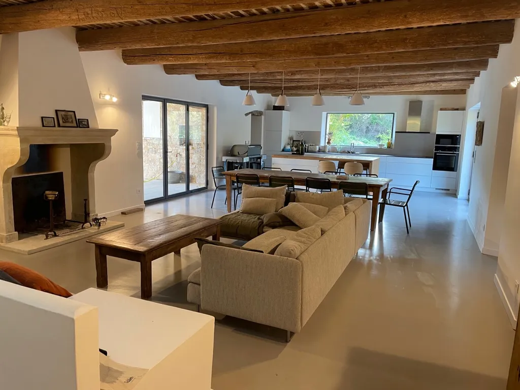 Pose d’une couche industriel effet béton ciré coulé à Arles 