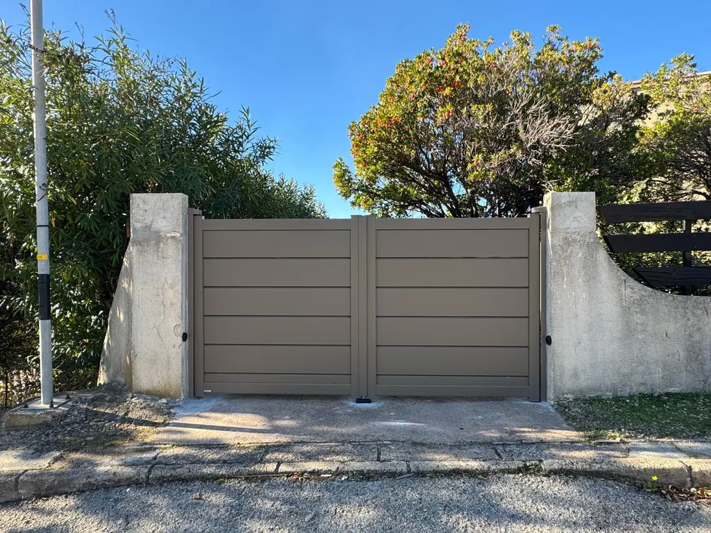 Portail, portillon Kostum Tev et carport Li-Su des Temps Aluloge à Porticcio