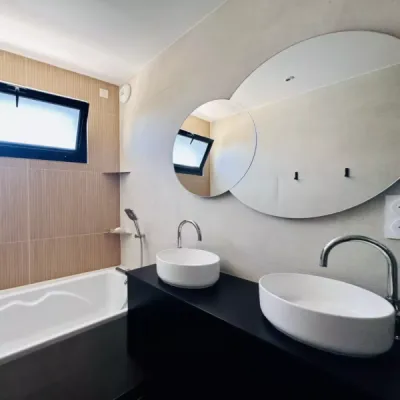 Salle de bain moderne et pratique avec miroir lumineux, par l’Atelier D. architecte d’intérieur à Bordeaux