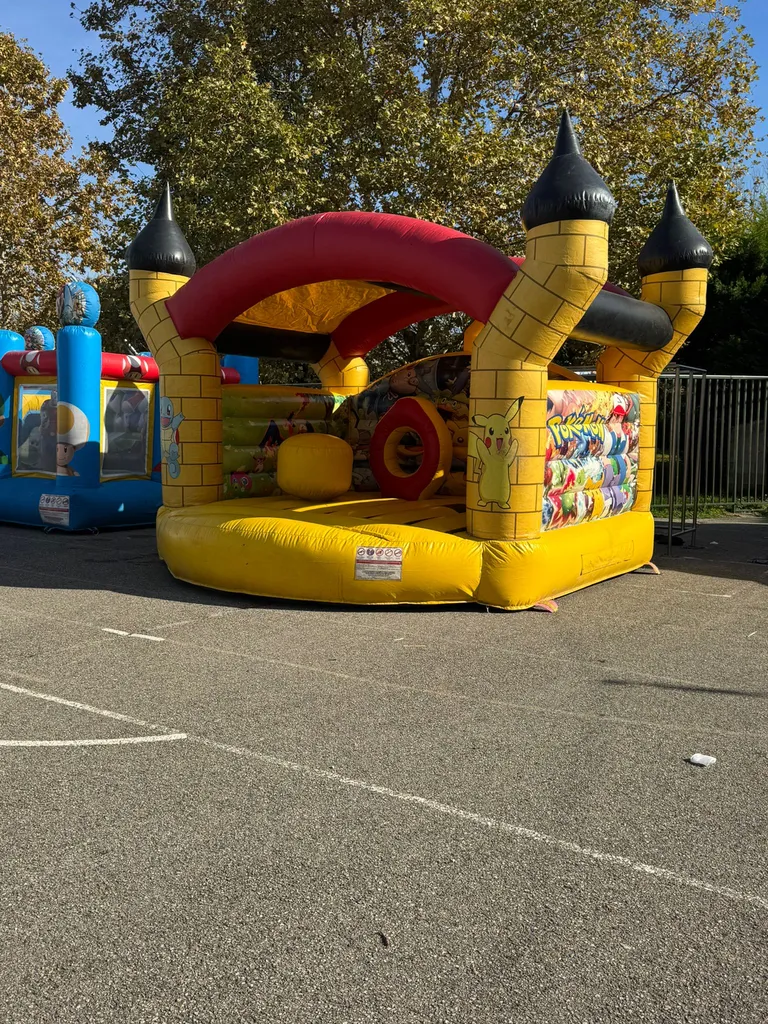 Voilà une installation à éviter, aucun tapis de sécurité pour les enfants en cas de chute, lestage inexistant !