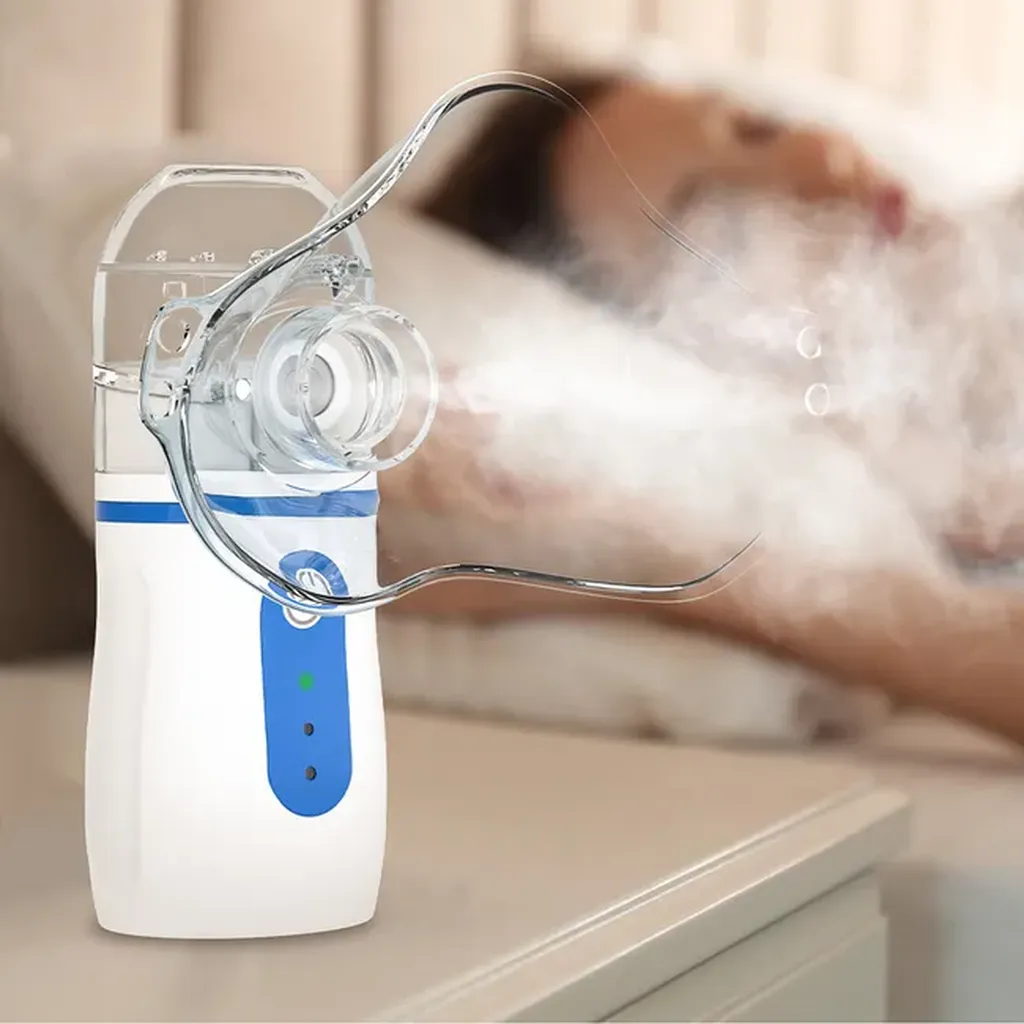 Nébuliseur portable à domicile avec masque et accessoires fournis.