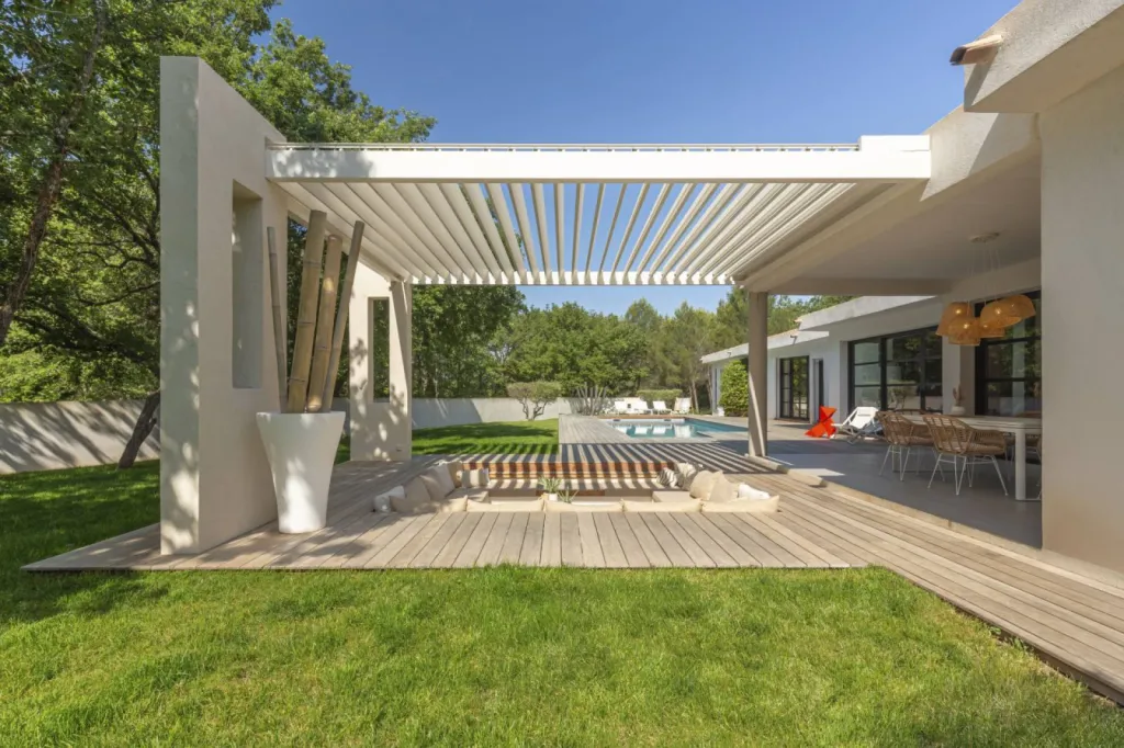 Installation d’une pergola bioclimatique à lames orientables sur-mesure à St-Cannat (13) ##https://renson.rossipro.fr/details-installation+d+une+pergola+bioclimatique+a+lames+orientables+sur-mesure+a+st-cannat-569