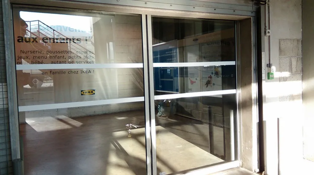 Réalisation de marquages sur vitres PMR pour sécuriser les accès d’un magasin IKEA à Grenoble en Isère