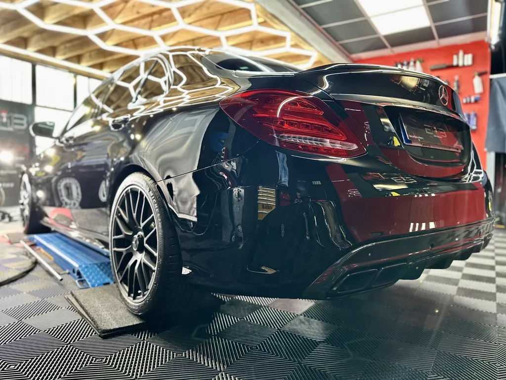 Detailing auto rénovation carrosserie lyon traitement céramique Mercedes C63 AMG