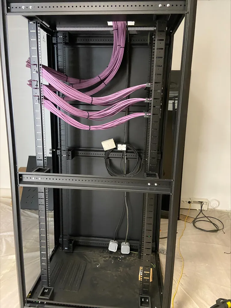 Installation de baie réseau à Aix-en-Provence – Câblage structuré, recettage et plans techniques