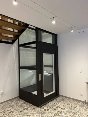 l'ascenseur de maison NAMILIFT PL501 en intérieur dans une maison rénovée à la Ciotat