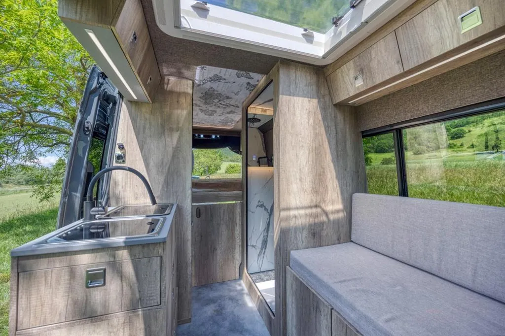 Spécialiste aménagement fourgon MAN TGE 4x4 à Grenoble : transformation van sur-mesure en Isère