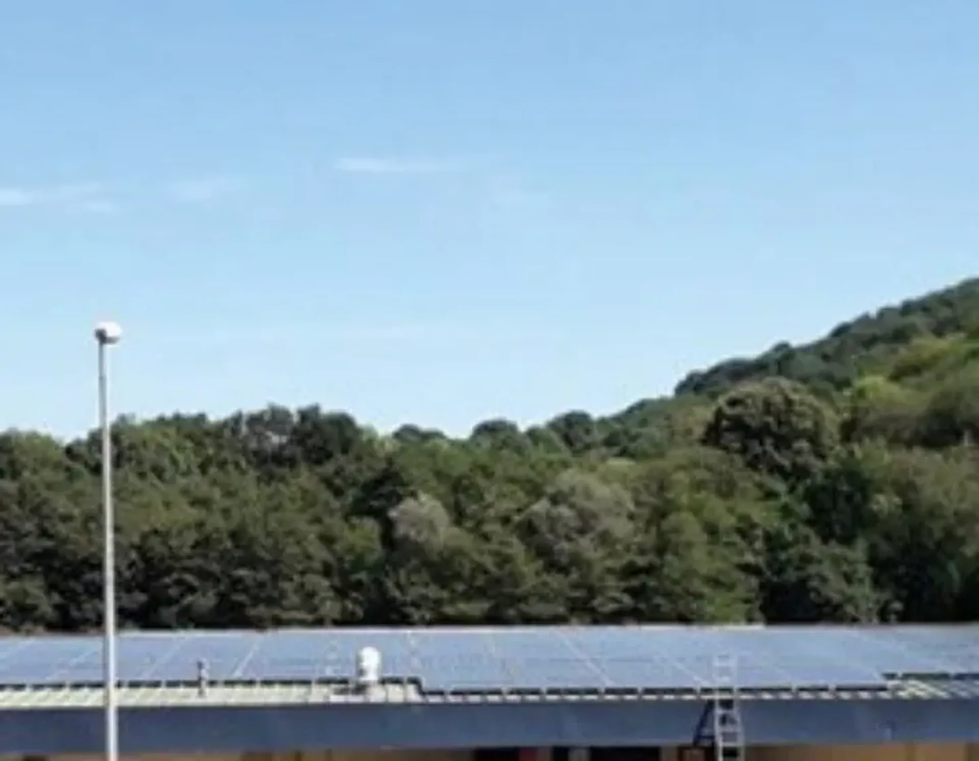  À Bergerac et en Dordogne, entretien et nettoyage annuel de vos champs de panneaux photovoltaïques tertiaires et industriels pour rendement optimal