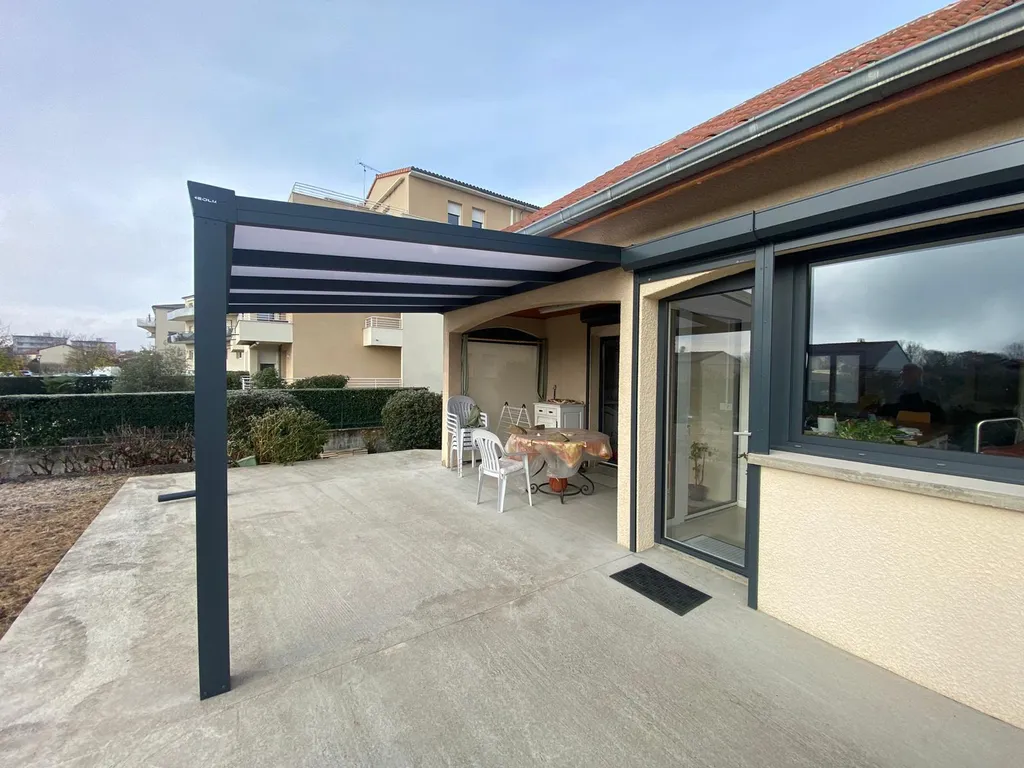 Pose d'une pergola sur-mesure en aluminium adossée Heolian fabriquée en France coloris gris 7016 avec toiture en polycarbonate à Charly près de Brignais (69) par le spécialiste 3 Baies