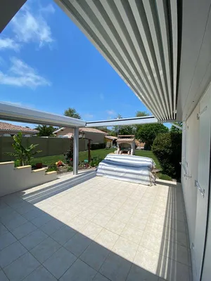 Pergola bioclimatique haut de gamme installée sur le Bassin d'Arcachon