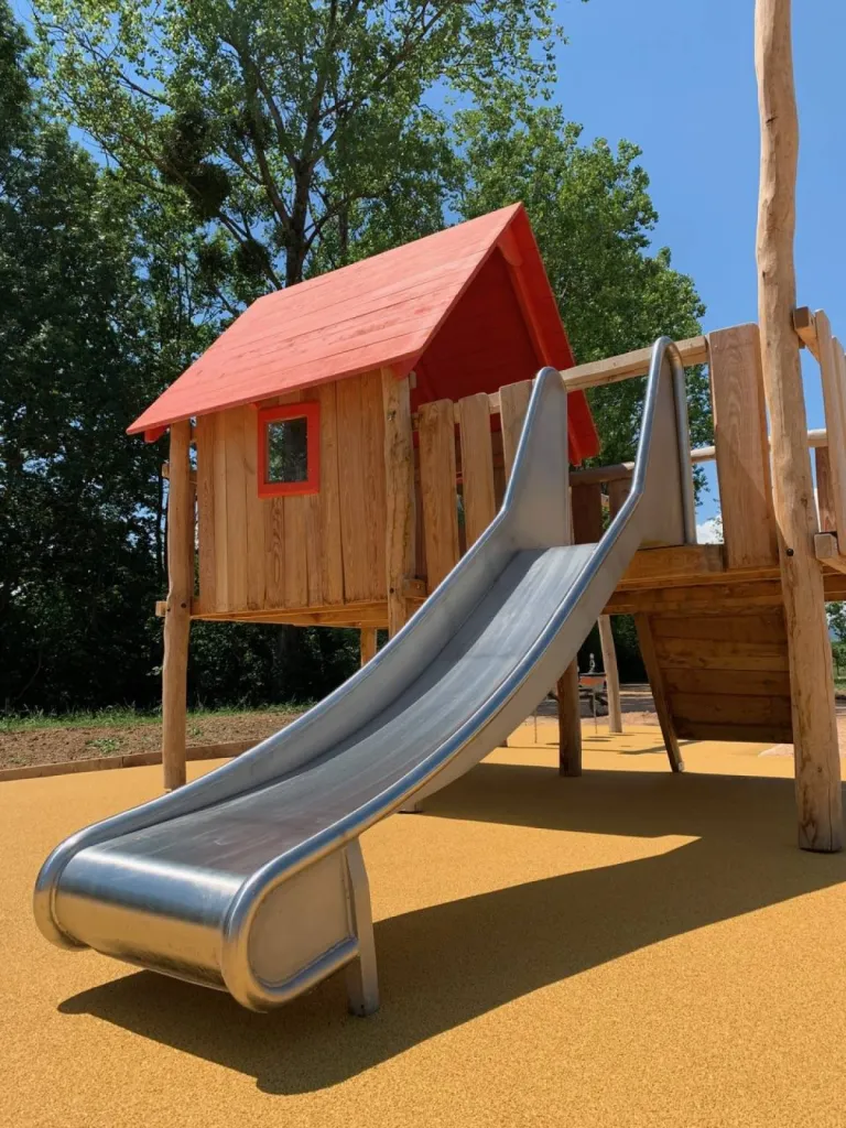 Structure multiactivités en robinier naturel ARNAS (69) @RHONE JARDIN SERVICES / @SERL