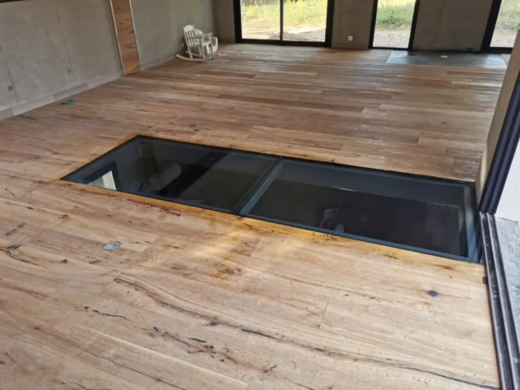 Plancher verre et sol parquet bois