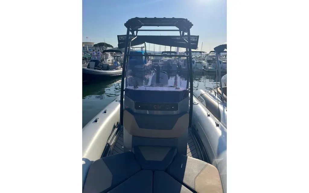 Grand Drive Line D600 Lux semi-rigide occasion 2024 avec Honda BF115 versatile et confortable près de Le Lavandou