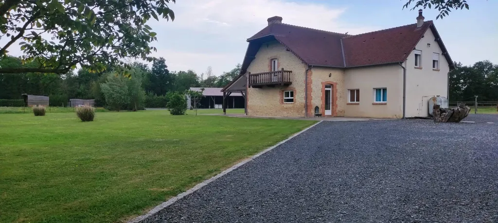 A vendre, à 5 minutes de la gare de MEZIDON-CANON (14270) et à 30 minutes de CAEN (14000) et de CABOURG (14390), propriété équestre de caractère avec forage, paddocks, hangar et maison familiale.