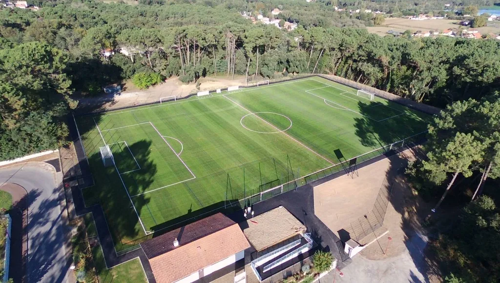 maitre d'oeuvre construction d'un terrain de football en gazon synthétique