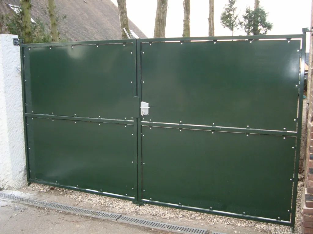 Portail plein en tôle