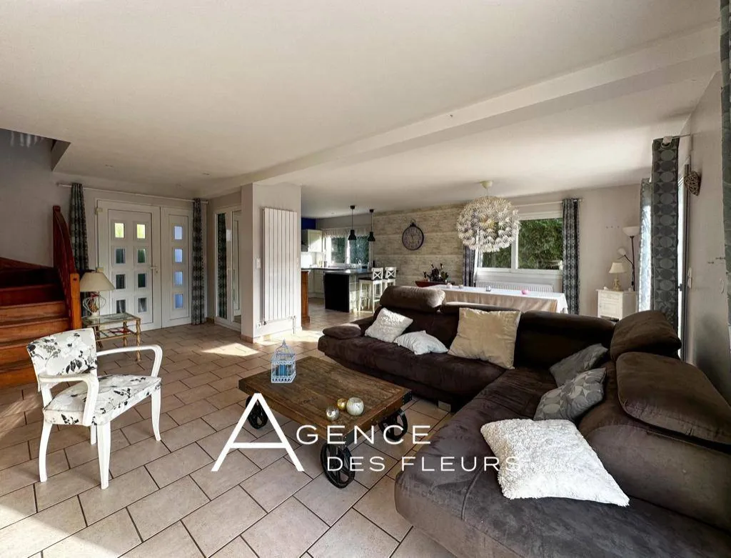 A vendre maison traditionnelle de 120 m² édifiée sur un terrain de 1000 m² commune de ST PIERRE DES FLEURS 27370