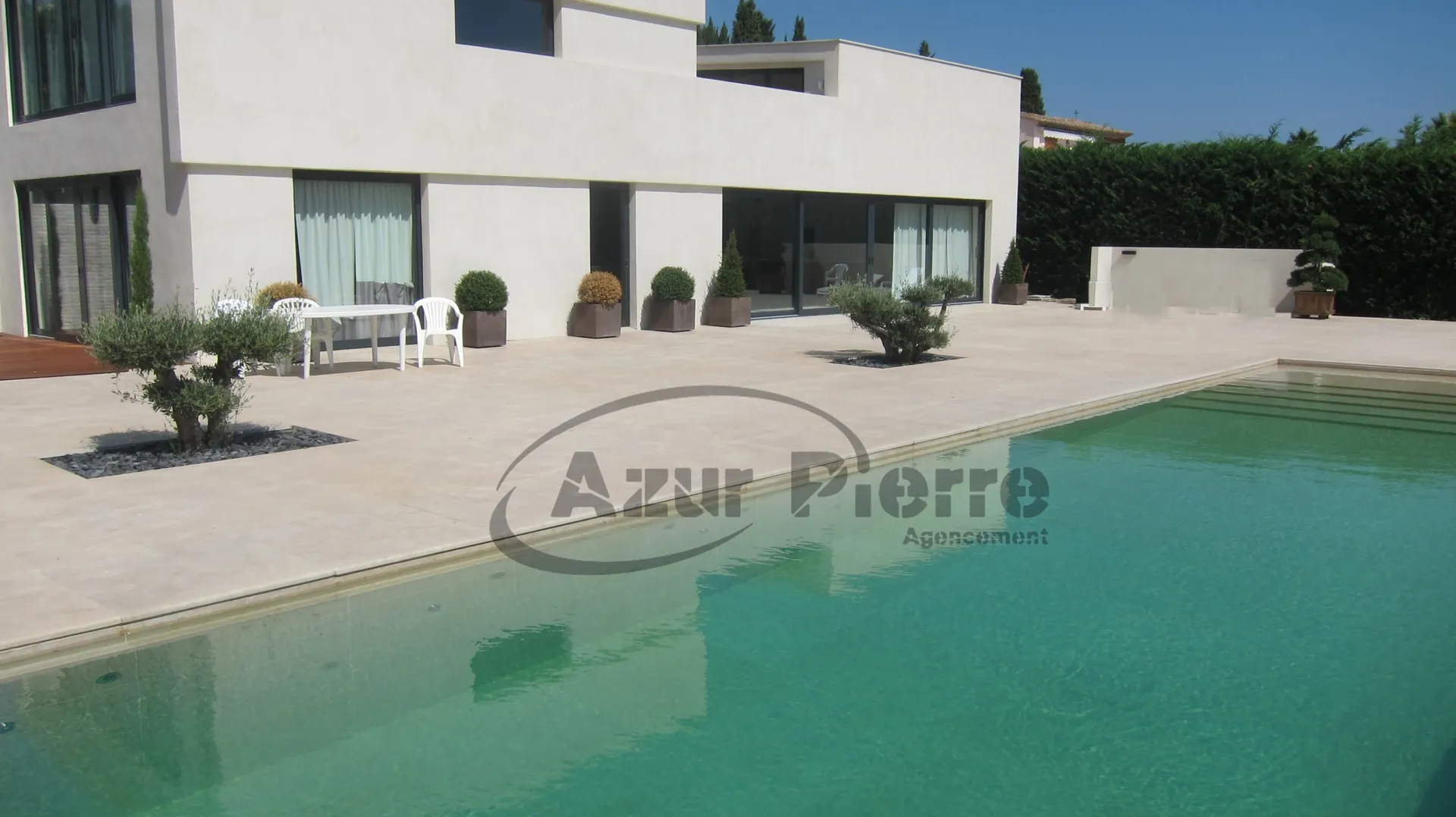 terrasse contemporaine en pierre naturelle