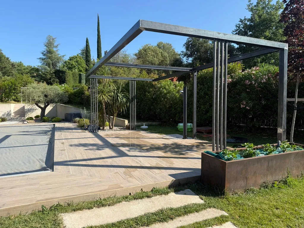 ferronnier expert en pergola en acier sur mesure Aix en Provence