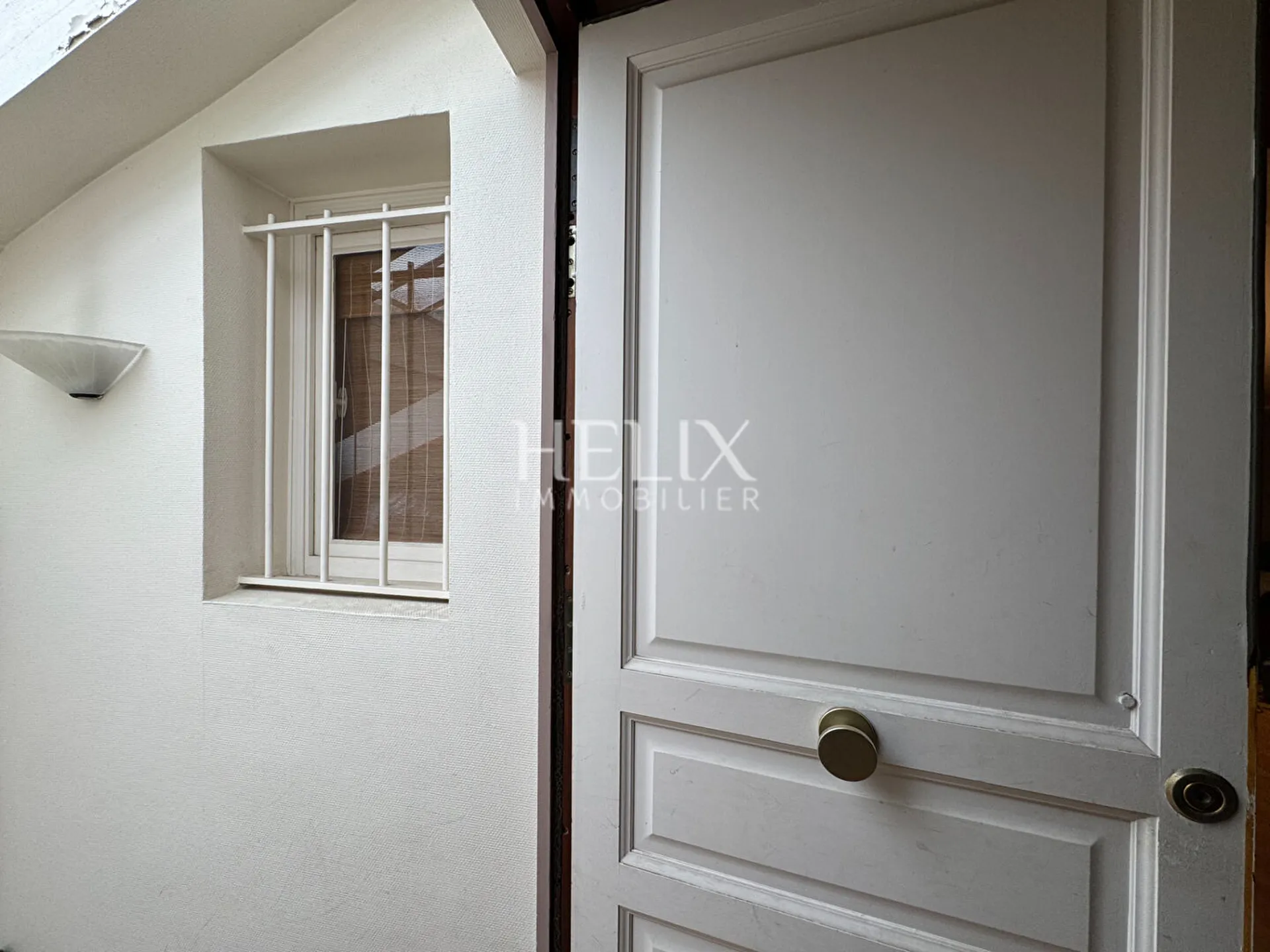 A vendre un appartement traversant situé au 4ème et dernier étage dans un immeuble ancien à Saint-Germain-en-Laye. 