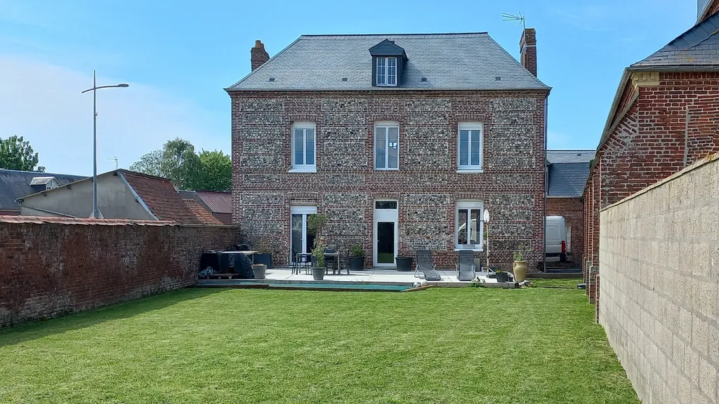 Ancien presbytère rénové 180m² avec 5 chambres, dépendances et maison annexe pour gîte, jardin clos, cachet et volumes, à proximité de Eu 76260