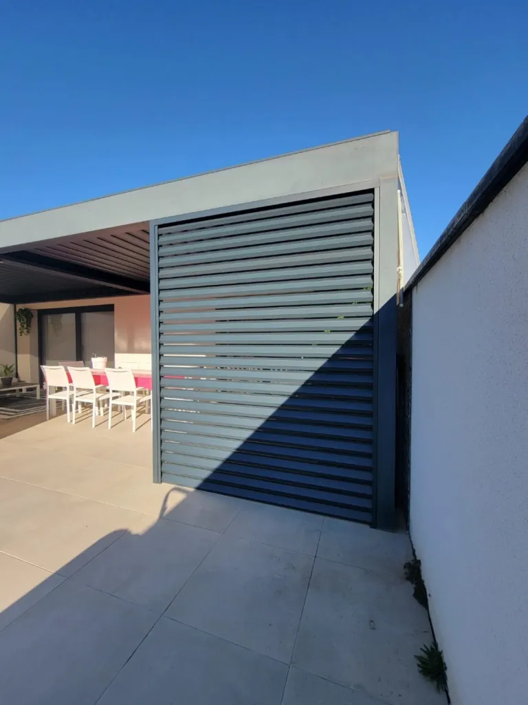 Brise-soleil sur pergola aluminium RAL 7016 à Balaruc-les-Bains (Hérault)